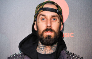 Travis Barker tocando la batería ¿Con zanahorias?