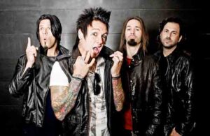 Integrantes de Papa Roach comen insectos