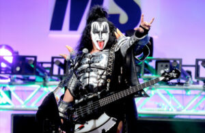 Gene Simmons quiere patentar los “cuernos” rockeros