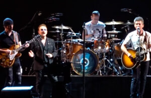 U2 y Noel Gallagher, de Oasis, cantan &lsquo;Don&rsquo;t Look Back In Anger&rsquo;.