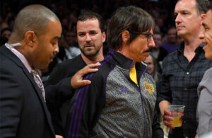 Anthony Kiedis se enoj&oacute; en un partido de NBA y lo expulsaron