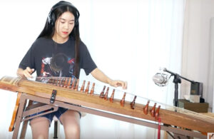 Ella toca canciones de Jimi Hendrix, Nirvana, Coldplay en un instrumento tradicional coreano