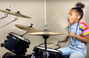 Video: Queens Of The Stone Age sorprendidos por cover en bater&iacute;a de ni&ntilde;a de 9 a&ntilde;os