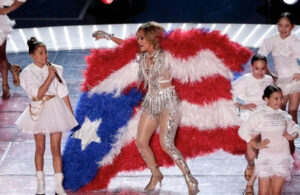Acusan a Jennifer Lopez de maltrato animal por vestuario en Super Bowl