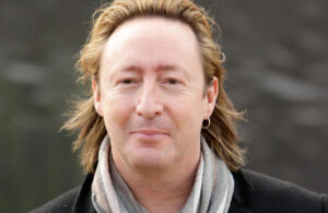 Operan de emergencia a hijo de John Lennon por tumor cancer&iacute;geno