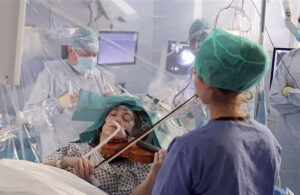 VIDEO: Ella toca el viol&iacute;n mientras los m&eacute;dicos le quitan un tumor cerebral