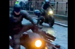 VIDEO: El doble de Batman se cae de moto