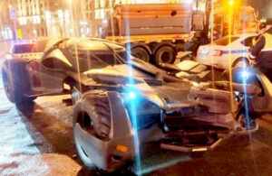 VIDEO: En Rusia multaron al Batim&oacute;vil y as&iacute; se lo llev&oacute; la gr&uacute;a