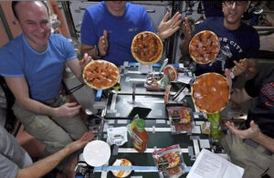 Ir al baño, comer y hasta divertirse…¿cómo viven los astronautas en el espacio?