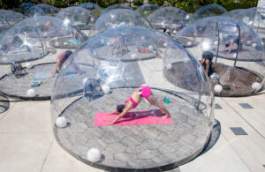 VIDEO: Yoga en burbujas gigantes en la Nueva Normalidad