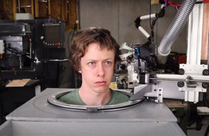 VIDEO: ¿Te dejarías cortar el cabello por un robot? ¡Así funciona este invento de cuarentena!