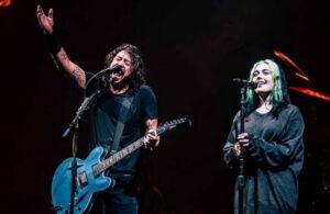Dave Grohl canta con su hija en el escenario
