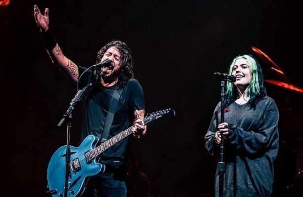 Dave Grohl canta con su hija en el escenario