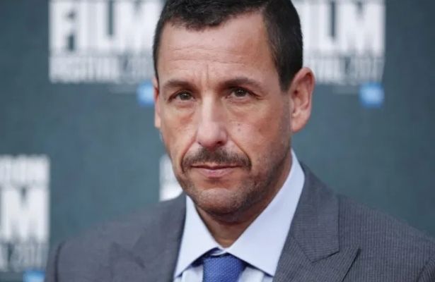 Adam Sandler tiene que hacer fila en Ihop