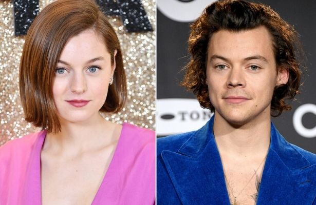 Emma Corrin besando a Harry Styles