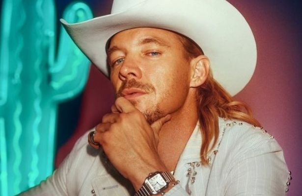 Diplo se desnuda para anunciar colaboración