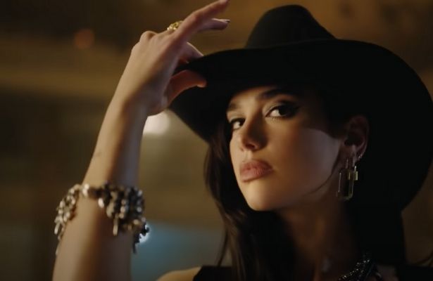 Dua Lipa en el video de "Love again"