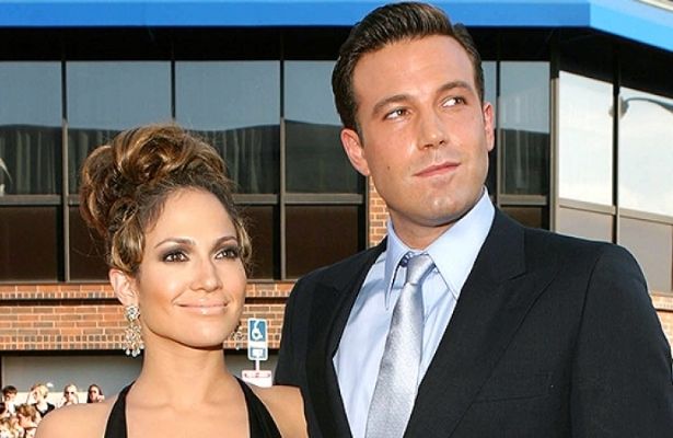 Captan a Jennifer L&oacute;pez y Ben Affleck bes&aacute;ndose