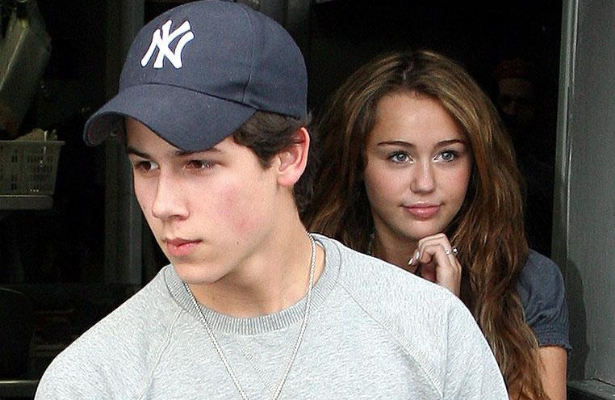 Miley Cyrus celebr&oacute; de la manera m&aacute;s pol&eacute;mica posible el aniversario de "7 things", canci&oacute;n dedicada a Nick Jonas.