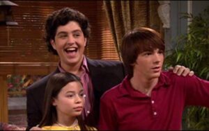 Miranda Cosgrove recrea meme de Drake y Josh