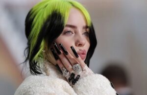 Con un ir&oacute;nico video, Billie Eilish responde a los haters