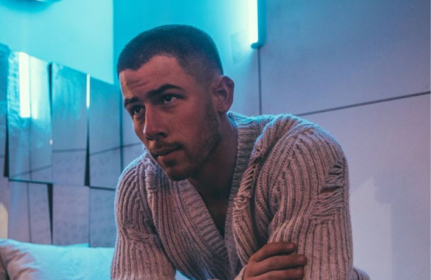 Nick Jonas se afeita y parece adolescente