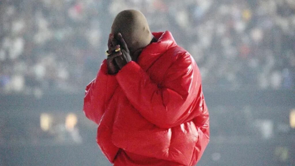 Kanye West rompe en llanto y se arrodilla en su concierto por "perder a su familia"