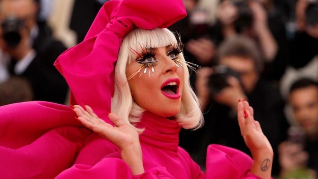 ¡Wow! Lady Gaga regresa al calzado de plataforma alta y se ve espectacular
