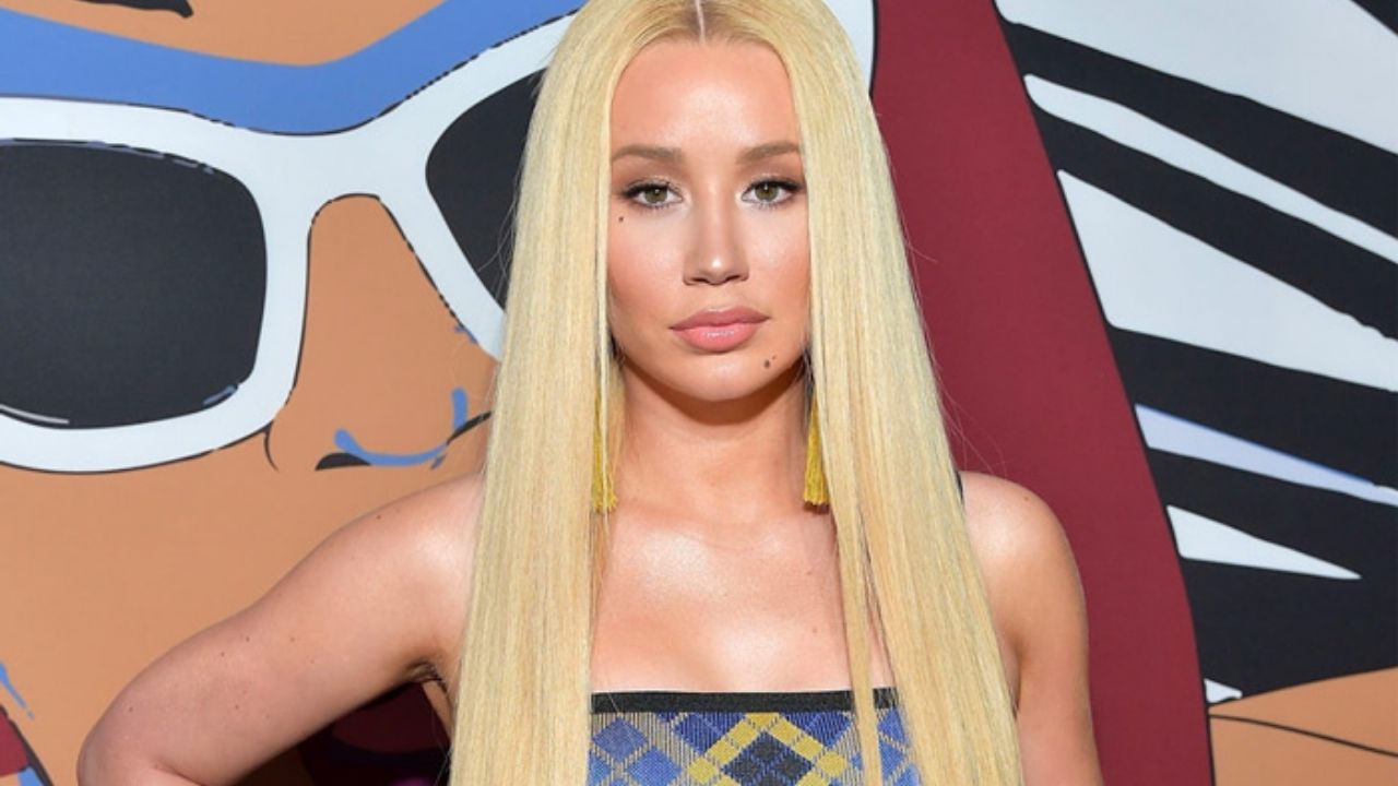 Iggy Azalea impacta con mini vestido verde en Instagram