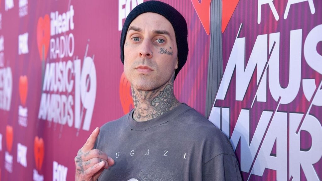 Travis Baker de Blink-182 viaja en avión por primera vez desde su accidente hace 13 años