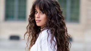 As&iacute; luce Camila Cabello con su nuevo look, al estilo Victoria Beckham