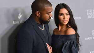 Kim Kardashian aparece vestida de novia en la presentación del álbum de Kanye West