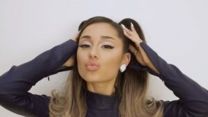 Ariana Grande rinde tributo a Britney Spears con este outfit