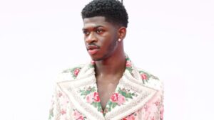 Lil Nas X bromea sobre su diagnóstico de COVID-19; lo tunden en redes