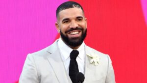 Drake sorprendi&oacute; a los residentes de Toronto regalando dinero en Navidad