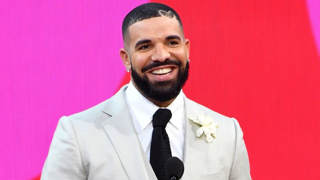Drake sorprendi&oacute; a los residentes de Toronto regalando dinero en Navidad