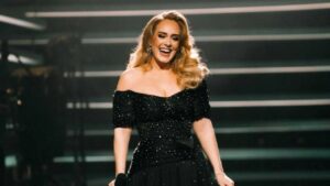 Adele sorprende bailando pole dance en un bar Londres