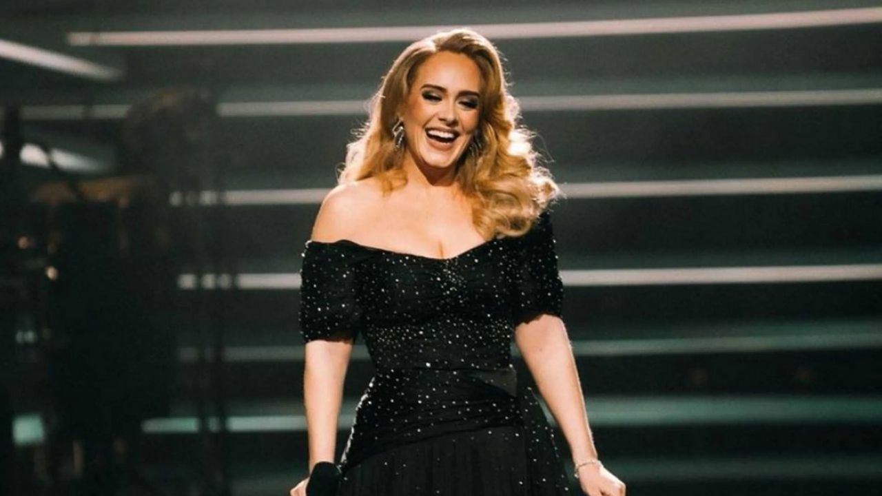Adele sorprende bailando pole dance en un bar Londres