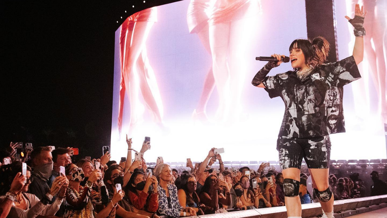 Billie Eilish sufre ca&iacute;da en el escenario de Coachella 2022