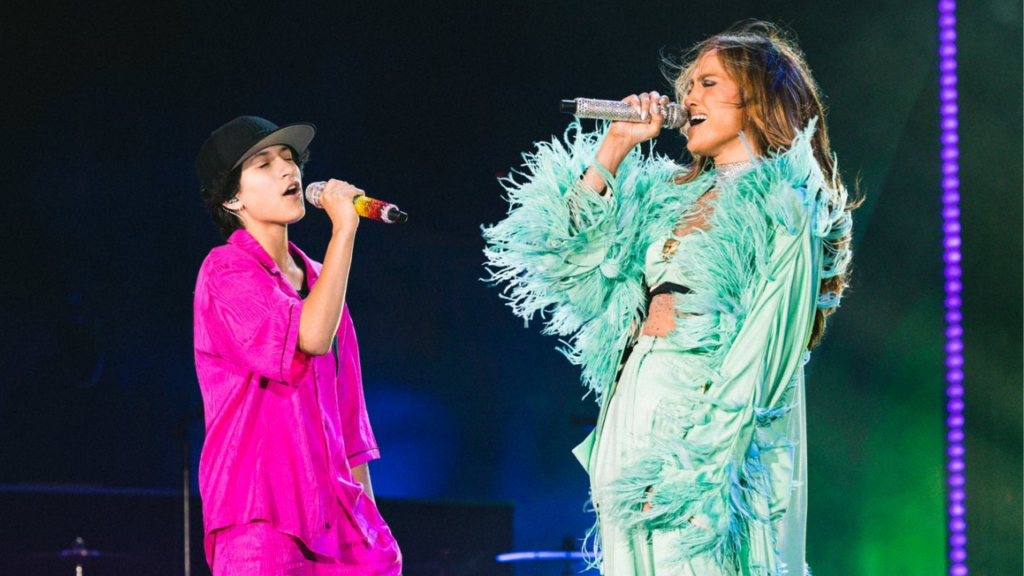 Jlo y su hija cantando en el Dodger Stadium