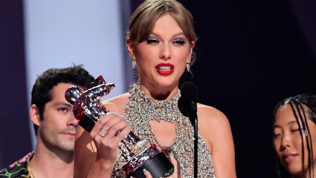 Taylor Swift anuncia lanzamiento de su nuevo álbum