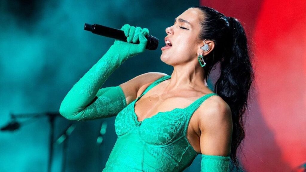 Dua Lipa pate&oacute; un peluche de Dr. Simi durante su concierto en el Foro Sol de la Ciudad de M&eacute;xico; los fans est&aacute;n decepcionados. 