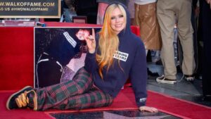 Avril Lavigne celebra 20 a&ntilde;os de trayectoria con estrella en Paseo de la Fama de Hollywood