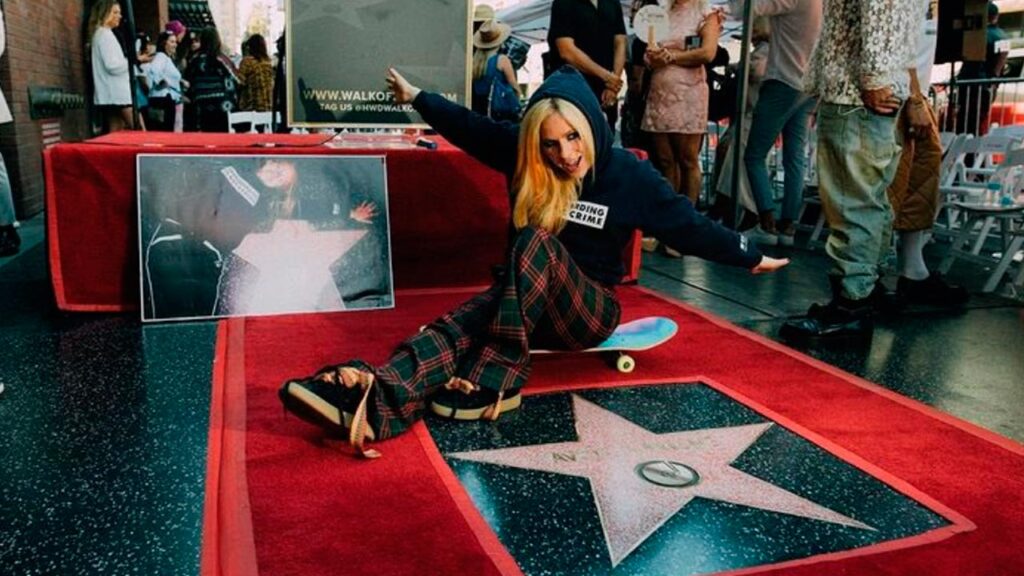 Avril Lavigne celebra 20 a&ntilde;os de trayectoria con estrella en Paseo de la Fama de Hollywood