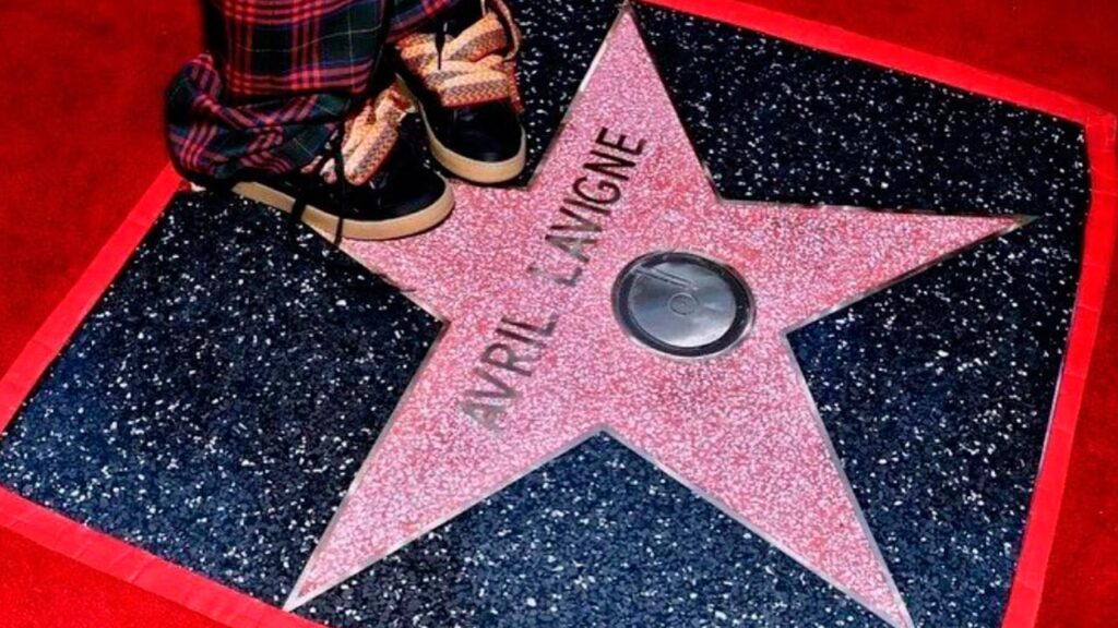 Avril Lavigne celebra 20 a&ntilde;os de trayectoria con estrella en Paseo de la Fama de Hollywood