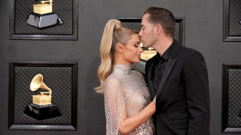 Paris Hilton anuncia el nacimiento de su hijo con tierna foto
