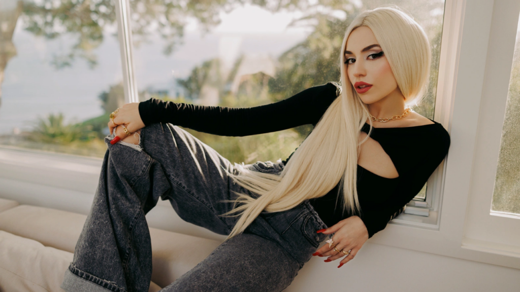 Ava Max lanza 'Diamonds & Dancefloors' y deja atr&aacute;s el "AvaCut"
