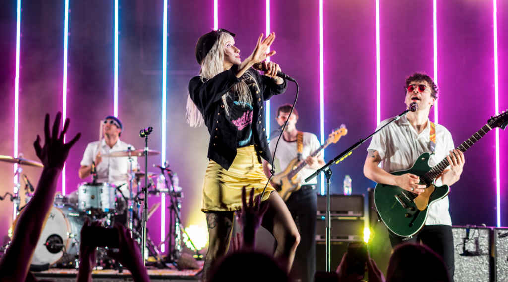 Hayley Williams para su concierto para sacar a 2 fans