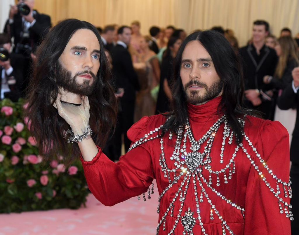 Jared Leto se cree Spider Man escalando un hotel