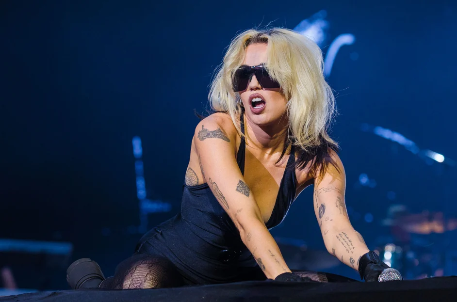 Miley Cyrus sorprende con p&oacute;sters con letras de sus canciones